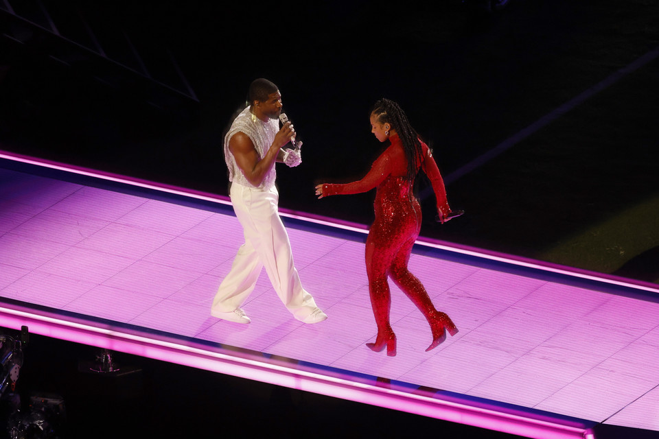 Usher i Alicia Keys podczas Super Bowl 2024