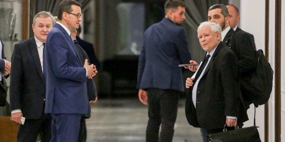 Na pierwszym planie: Mateusz Morawiecki i Jarosław Kaczyński