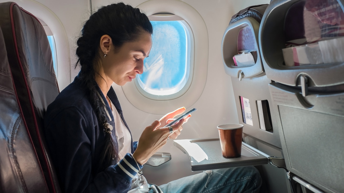 Tryb samolotowy: Dlaczego trzeba wyłączyć telefon w samolocie?
