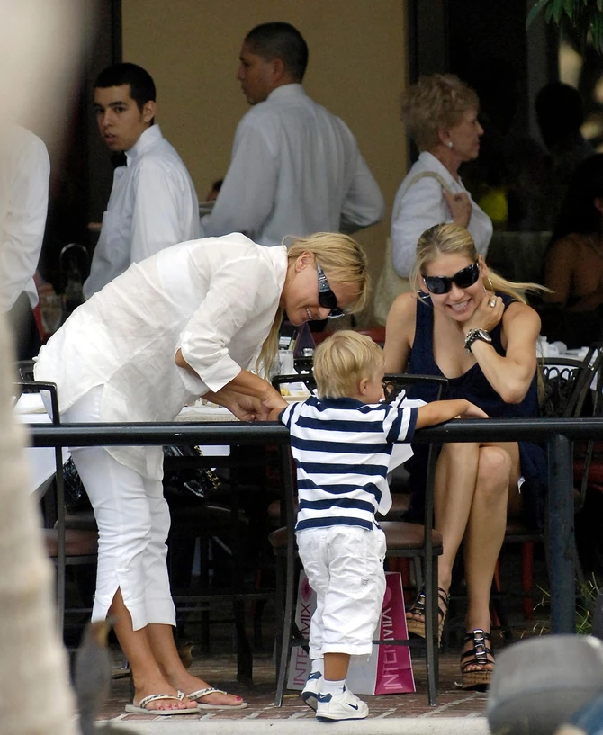 Ana Kurnjikova sa majkom i polubratom 2007. na Florioi