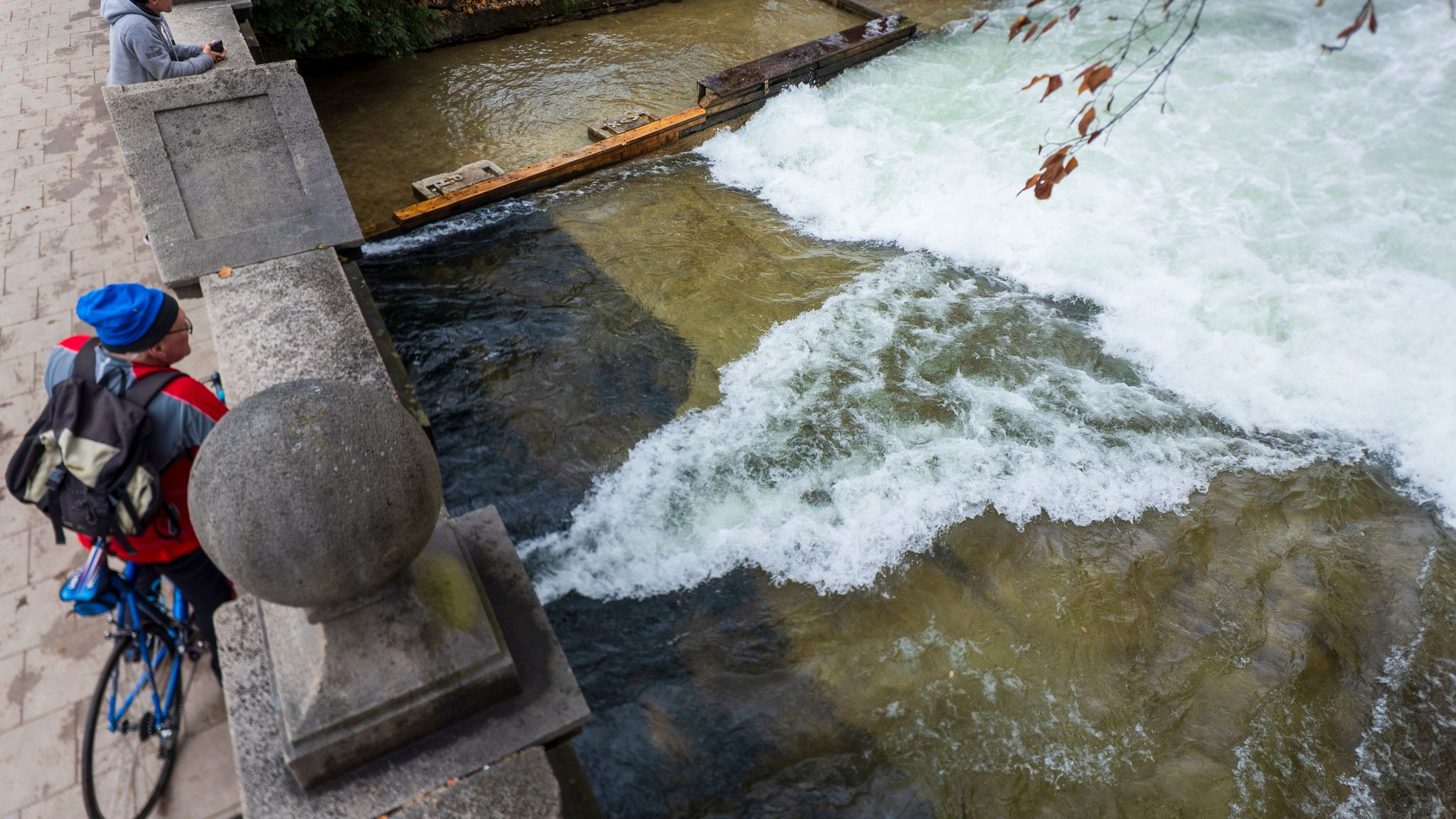 Münchner Eisbach-Surfwelle soll mit Kies wiederhergestellt werden