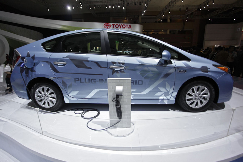 Toyota Prius Napęd stanowi 1,8-litrowy silnik benzynowy o mocy 99 koni mechanicznych, wspierany dwoma elektrycznymi motorami z mocą 80 KM (pamiętajmy, że moc się nie sumuje, zatem nie miejmy złudnych nadziei – łączna moc to 136 koni). Prędkość maksymalna wynosi 180 km/h, a przyspieszenie do setki 10,4 sekundy. Napęd przenoszony jest, podobnie jak w Hondzie Insight, za pomocą bezstopniowej skrzyni CVT. Samochód średnio pali 3,9 litra na 100 kilometrów, a do atmosfery emituje 90 g CO2 na 100 kilometrów. Ceny: Podstawowa cena za wersję Luna to 105 tysięcy złotych, za SOL 110 tysięcy, a Prestige 118 tysięcy złotych.