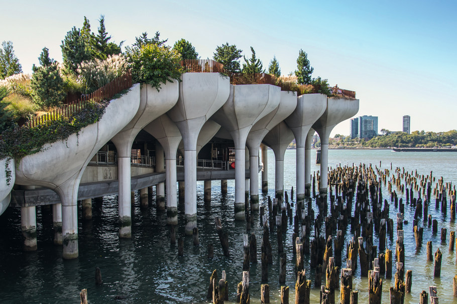 Wyspiarski park na nowojorskim molo Pier 55 „stoi” na 132 filarach przypominających kielichy. Można powiedzieć, że to najbardziej niezwykły na świecie park kieszonkowy.