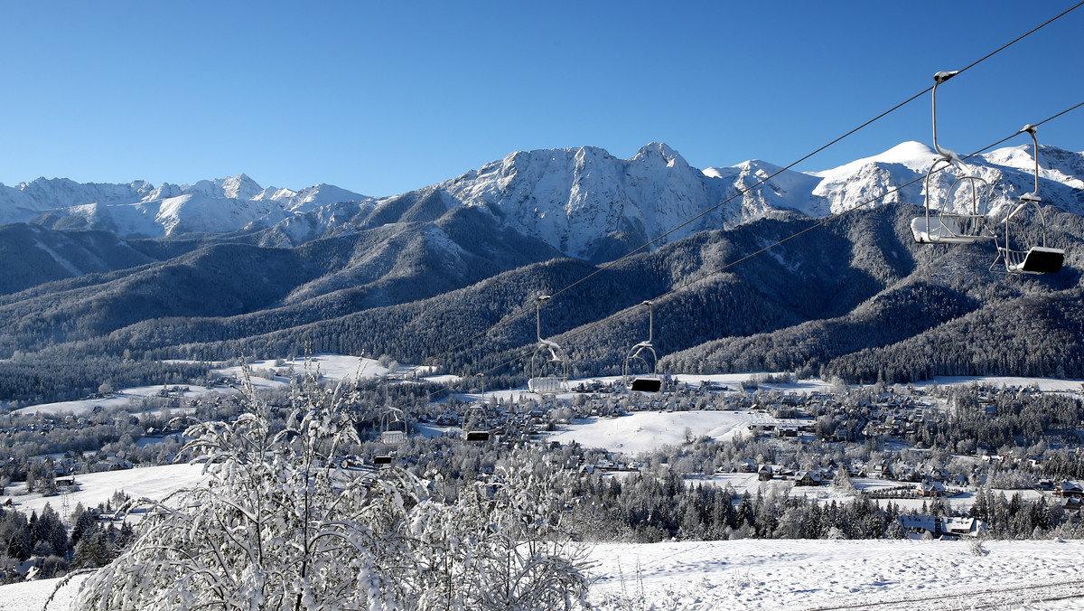 Po środowych intensywnych opadach śniegu, w Tatrach do trzeciego stopnia wzrosło zagrożenie lawinowe. Na Kasprowym Wierchu leży 126 cm śniegu, a w Zakopanem spadło go kilkanaście centymetrów.