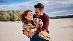 dlaczego wypada być "szczęśliwie zakochanym"? rozmowa z psychologiem na walentynki