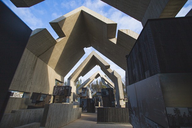 Mauzoleum Martyrologii Wsi Polskich w Michniowie to długi na kilkaset metrów betonowy budynek symbolizujący rozpadającą się chłopską chatę