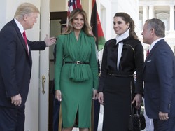 Równie piękne równolatki...? Melania Trump poległa w starciu na twarze z królową Ranią. FOTO