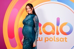 Wystawne baby shower u Karoliny Gilon. Gromada celebrytów, tort z misiem i prezenty