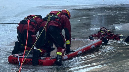 Hasiči zasahujú vo vodnej nádrži Bukovec.