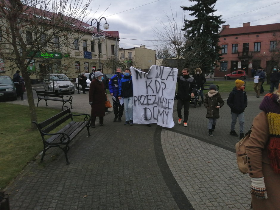 Mieszkańcy Lutomierska i okolic protestują ws. przebiegu KDP