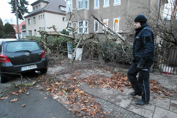 Huragan Ksawery przechodzi nad Polską