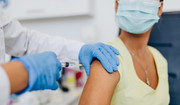 Rozpoczynają się szczepienia piątą dawką przeciw COVID-19. Trzeci booster nie dla każdego