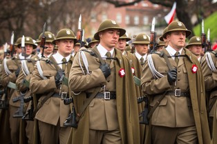 Państwowa feta, pomnikowa kolumnada i internet w każdej szkole. Cała Polska świętuje swoją rocznicę