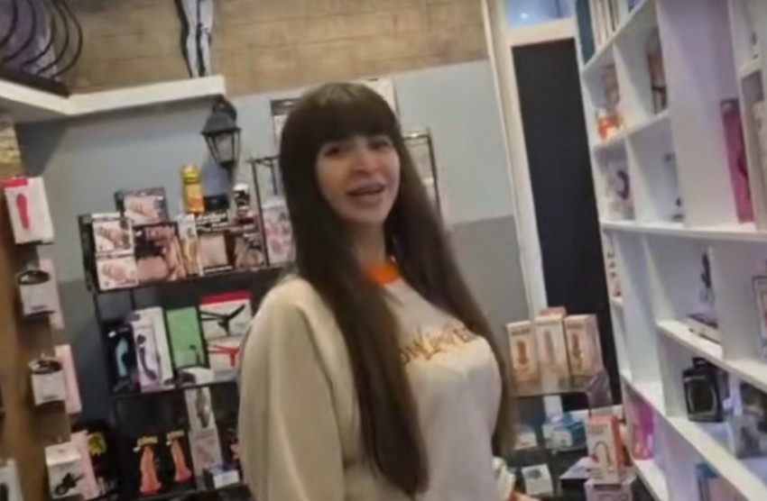 Miljana i Marija Kulić u prodavnici kupuju pomagala za intimne odnose