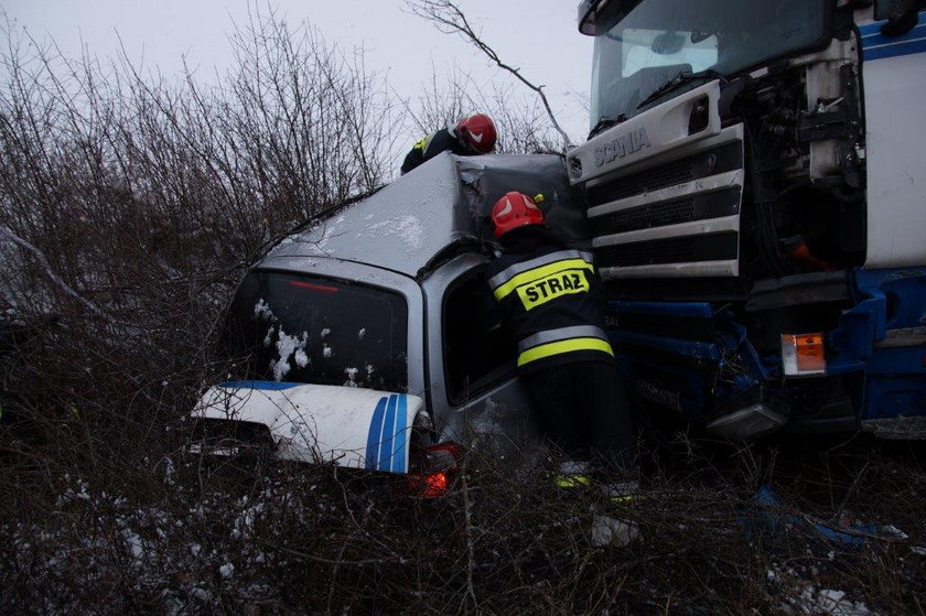 Groźny wypadek pod Krotoszynem. Z samochodu została miazga