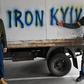 Kijowa Witalij Kliczko (z prawej) z bratem Władimirem na punkcie kontrolnym w dniu 6 marca 2022 r. Napis na ciężarówce – Żelazny Kijów – nawiązuje do jego bokserskiego przydomku „Żelazna Pięść