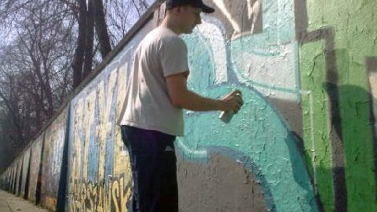 Zamalowaniu przez firmę Adidas części galerii graffiti na murze służewieckim od początku sprzeciwiali się streetartowcy. Cały tydzień trwało zamalowywanie czarnej powierzchni.