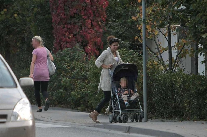 Kasia Cichopek jak zwykła mama. Bez makijażu na spacerze