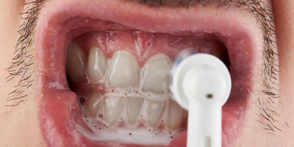 Białe i zdrowe zęby? Sprawdź niedrogie szczoteczki soniczne i irygatory