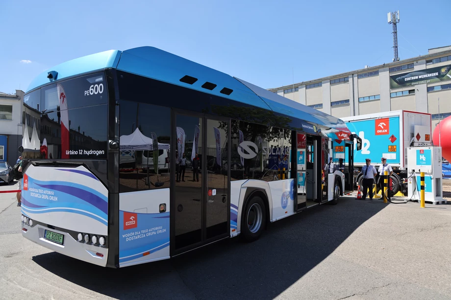 Orlen w czerwcu 2022 roku uruchomił pierwszą w Polsce mobilną stacjętankowania autobusów wodorowych w Krakowie
