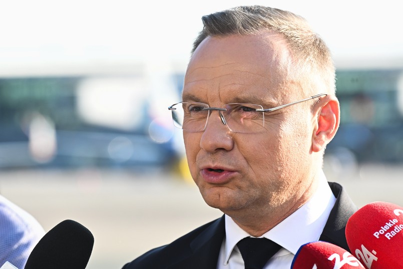 Warszawa, 08.07.2024. Prezydent RP Andrzej Duda podczas wypowiedzi dla mediów na lotnisku w Warszawie przed wylotem do Waszyngtonu, 8 bm. Prezydent RR Andrzej Duda weźmie udział w spotkaniu głów państw i szefów rządów państw NATO. (aldg) PAP/Radek Pietruszka