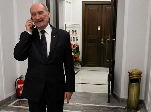 Macierewicz odpowiada Rogalskiemu i pokazuje dokumenty