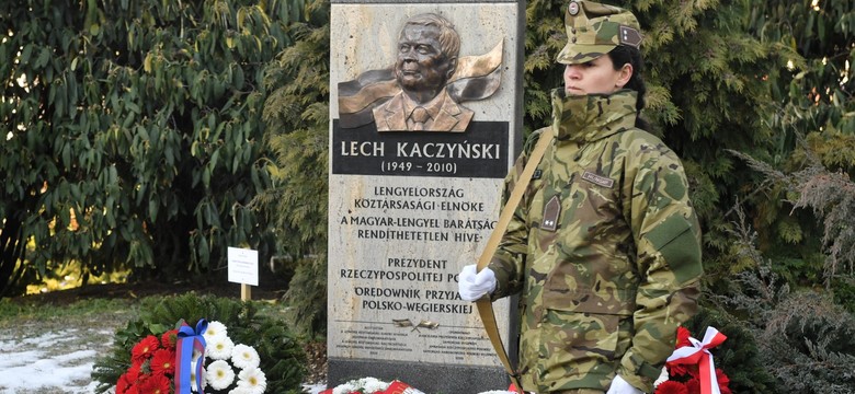 Tablica poświęcona Lechowi Kaczyńskiemu odsłonięta w węgierskim mieście Veszprem