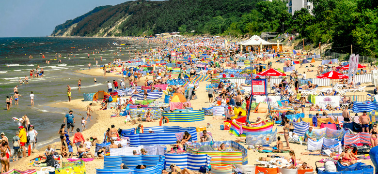 Najlepsze plażowe triki i sztuczki. Ten z prześcieradłem to hit