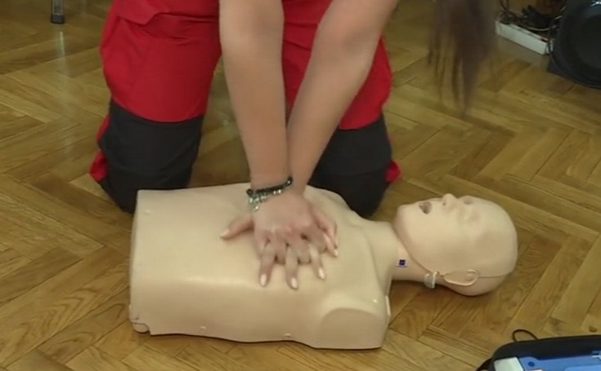 izvedite grudne kompresije