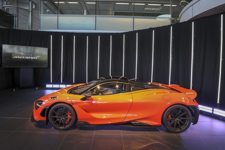 Powiększona moc silnika do 755 KM w połączeniu z mniejszą masą własną - w najlżejszej konfiguracji wynoszącą 2709 funtów (około 1228 kg) - daje stosunek mocy do masy wynoszący około 614 KM na tonę. To sprawia, że superauto McLarena to prawdziwy potwór.