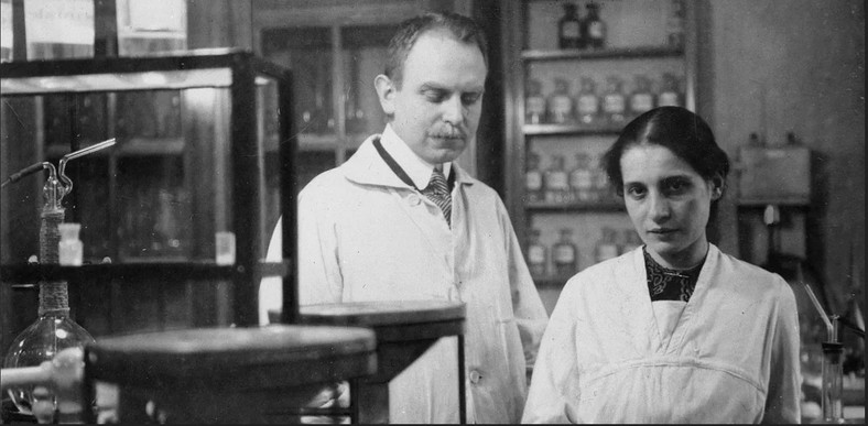 Otto Hahn i Lise Meitner. Naukowcy pracujący nad rozszczepieniem jądra uranu. 