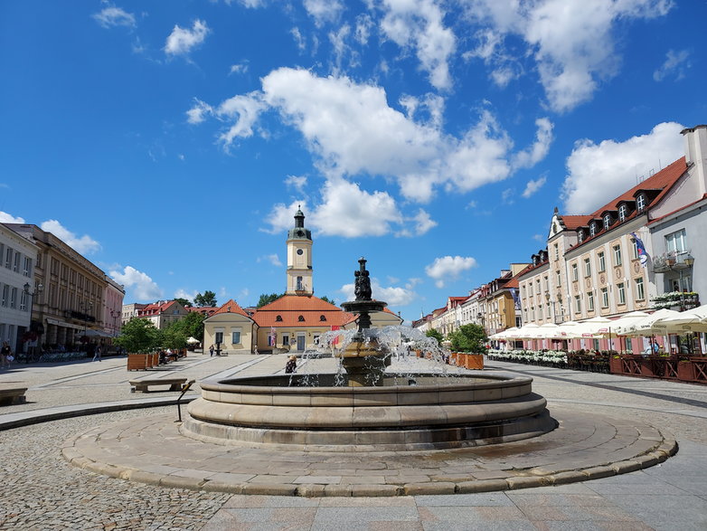 Rynek Kościuszki w Białymstoku, widok na Ratusz i fontannę, która stanęła tu w czasie rewitalizacji placu