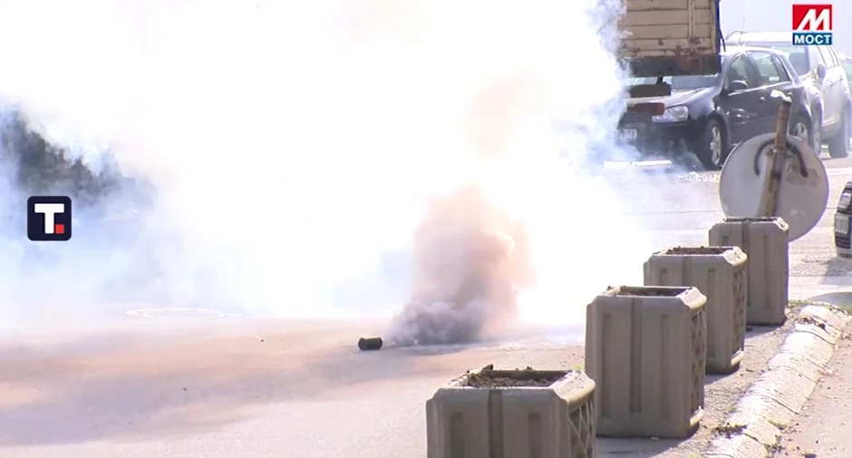 Đelić kaže da je na sama ulazna vrata njihove kuće palo 5-6 patrona suzavca što je izazvalo gušenje