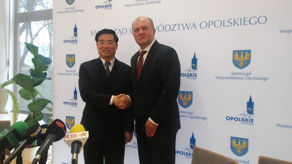 Władze miasta Opole i województwa opolskiego goszczą dziś w stolicy regionu delegację prowincji Fujian z Chin. Wraz z wicegubernatorem, do Opola przyjechało kilku inwestorów zainteresowanych współpracą. – Coraz więcej obywateli chińskich interesuje się Europą Środkowo-Wschodnią. Będziemy promować atuty Opola w Chinach i liczymy na to samo w Polsce – mówił dziś Ni Yuefeng, wicegubernator Fujian.