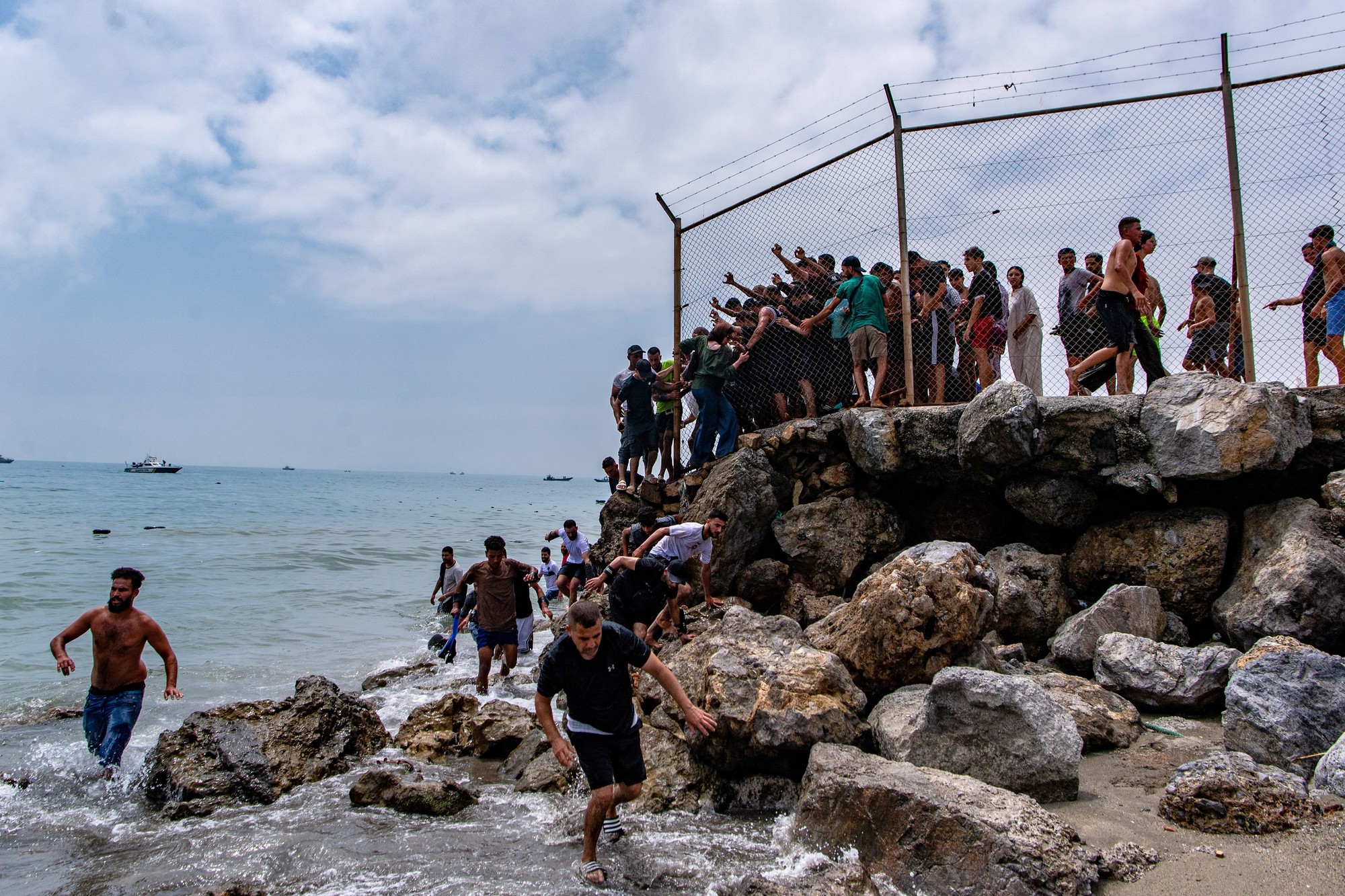 Tisíce migrantov prenikli do španielskej enklávy Ceuta. 