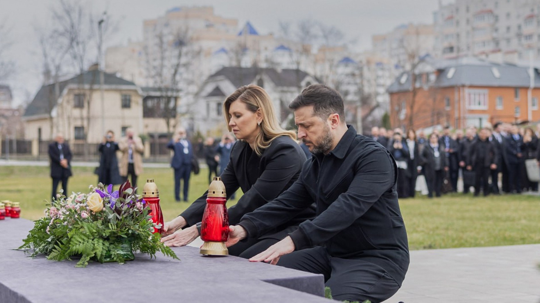Ukrajinský prezident Volodymyr Zelenskyj a prvá dáma Ukrajiny Olena Zelenská na spomienkovom podujatí pri príležitosti štvrtého výročia oslobodenia ukrajinského mesta Buča, v utorok 31. marca 2026.