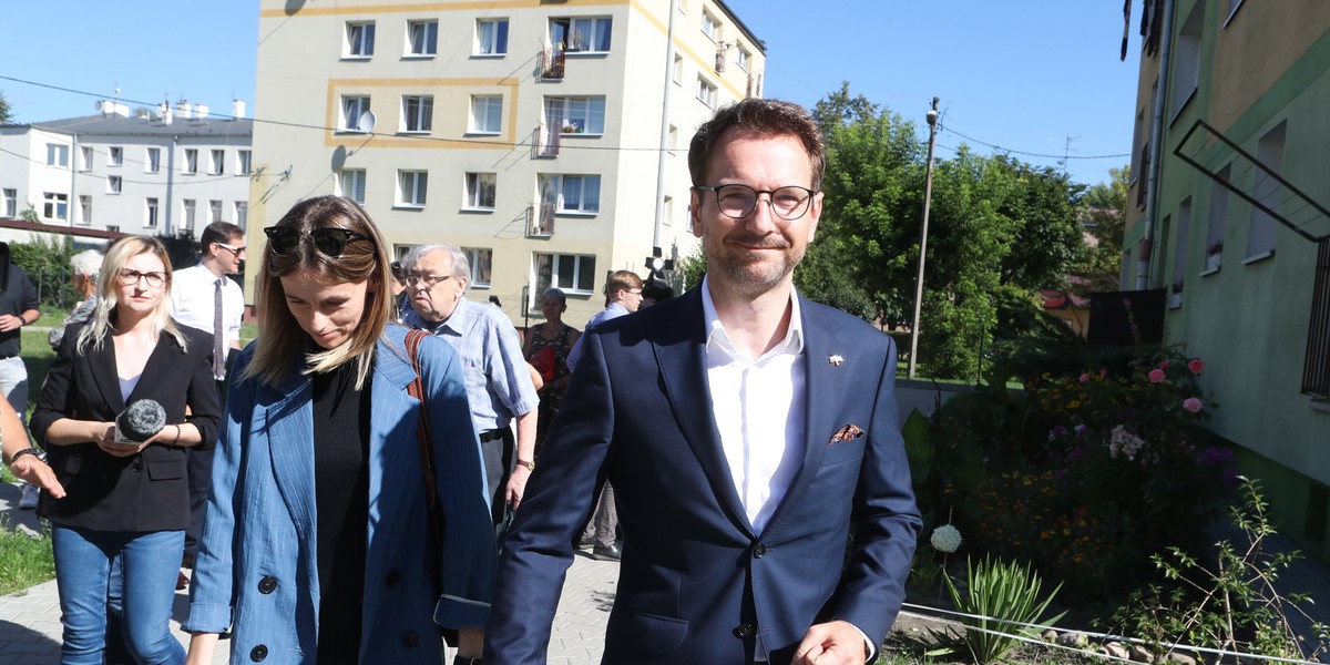 Minister rozwoju i technologii Waldemar Buda po konferencji prasowej w Zgierzu. Na spotkaniu przedstawione zostały rozwiązania, które uregulują kwestię byłych mieszkań zakładowych.