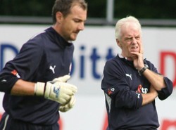 Jerzy Dudek gratuluje Beenhakkerowi