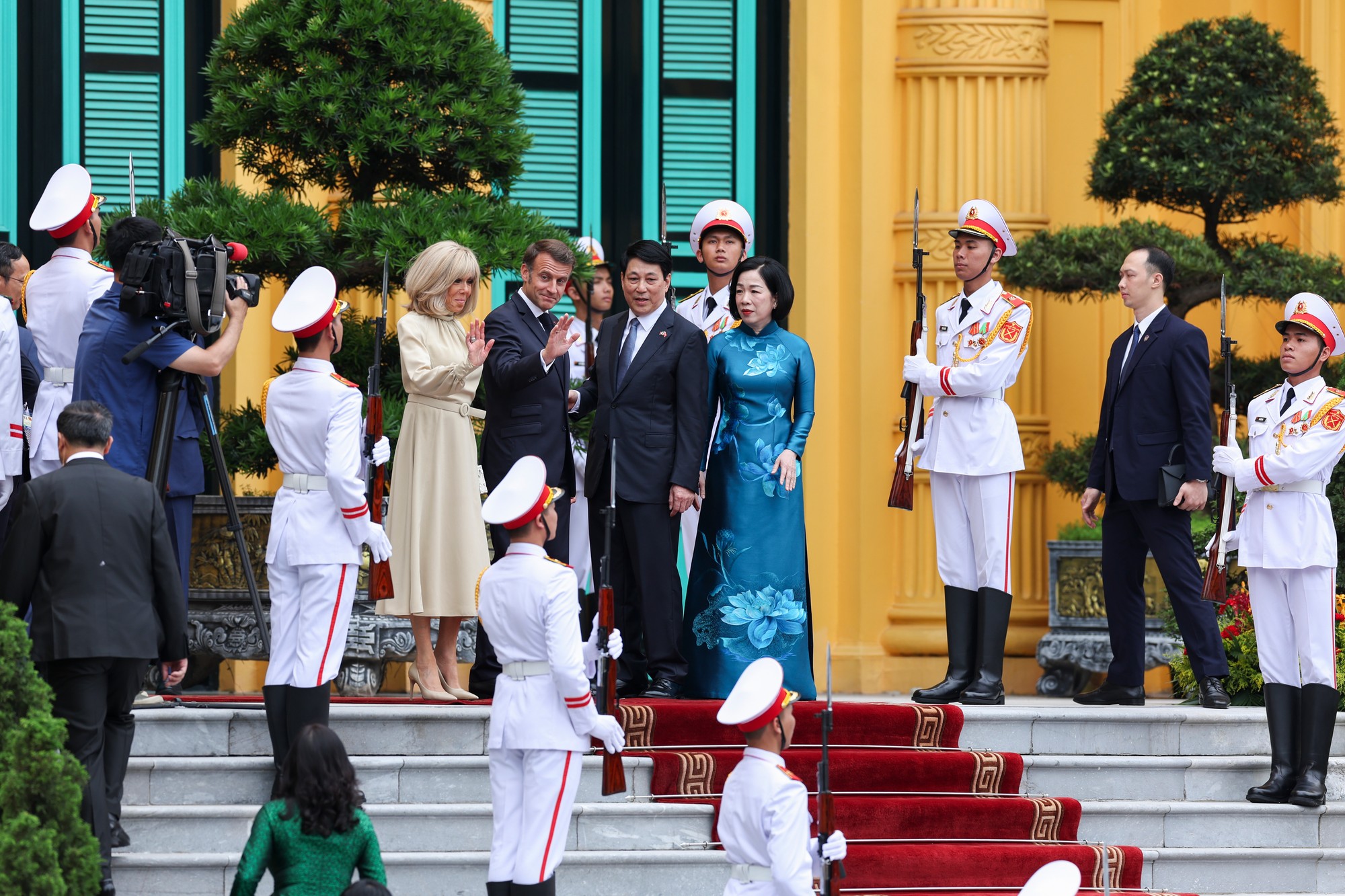 Vietnamský prezident Luong Cuong a jeho manželka Nguyen Thi Minh Nguyet a francúzsky prezident Emmanuel Macron a jeho manželka Brigitte Macronová v prezidentskom paláci v Hanoji vo Vietname.