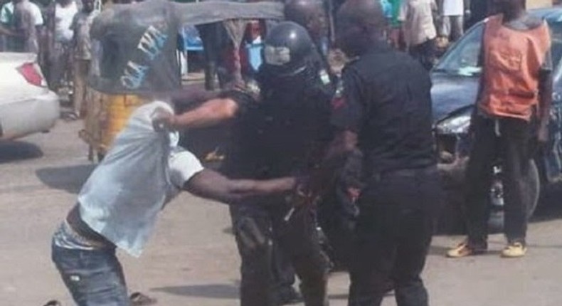 A man fighting with police officers (Illustration)