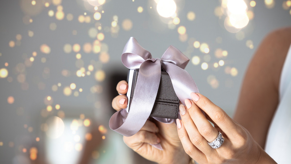 Biżuteria to znakomity pomysł na prezent dla każdej kobiety. Pierścionki, naszyjniki czy bransoletki jeszcze tylko dziś, w poniedziałek 2 grudnia można nabyć za mniej. Wszystko dzięki przecenom z okazji Cyber Monday.