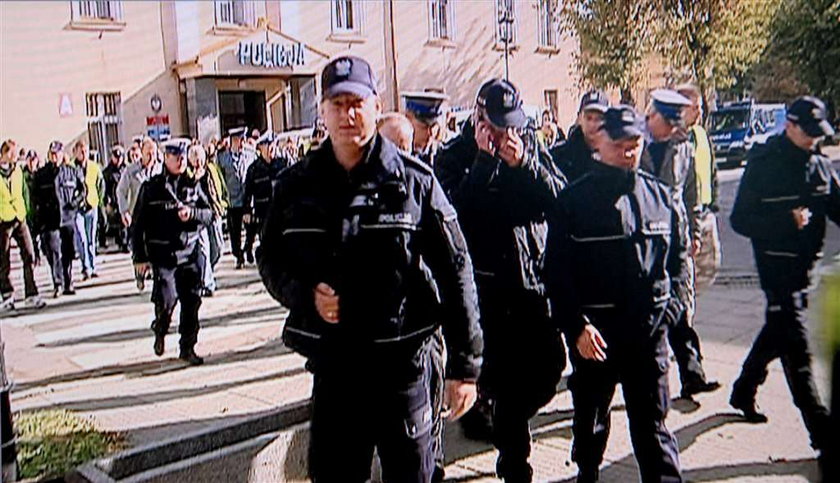 100 policjantów protestuje po samobójczej próbie na komendzie. ZDJĘCIA