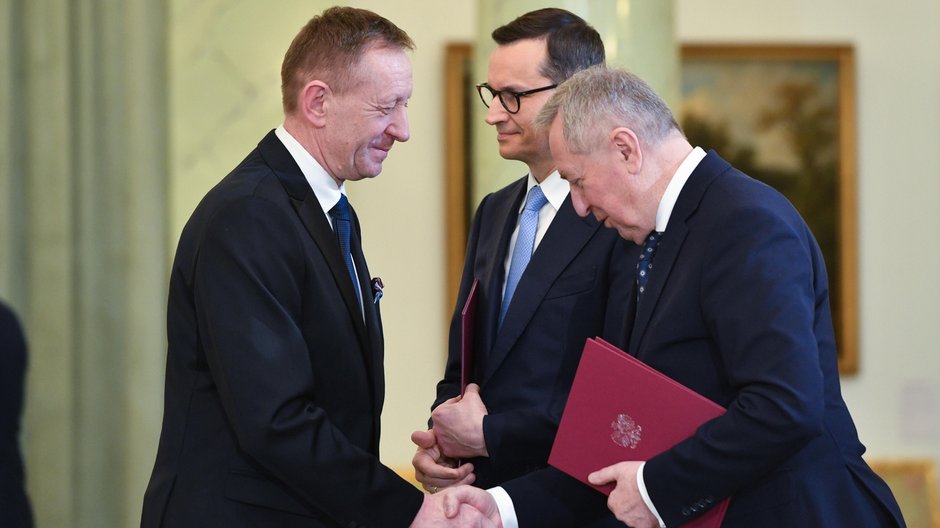 Premier Mateusz Morawiecki (C), odwołany z funkcji ministra rolnictwa i rozwoju wsi Henryk Kowalczyk (P) oraz powołany na to stanowisko Robert Telus (L)