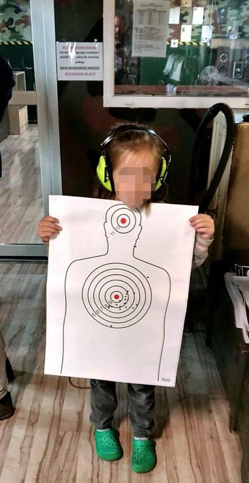 Tarnowskie Góry. 4-latka strzela na strzelnicy