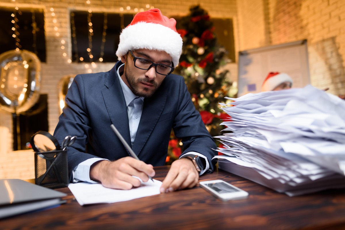 Wigilia, święta, praca, praca w święta, choinka, dokumenty