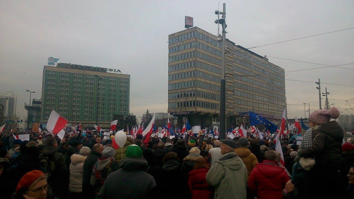 "W obronie Twojej wolności" - pod takim hasłem w najbliższą sobotę odbędą się manifestacje Komitetu Obrony Demokracji w Katowicach, Częstochowie i Bielsku-Białej. Podobne demonstracje odbędą się jeszcze w 33 innych polskich miastach oraz siedmiu za granicami Polski.