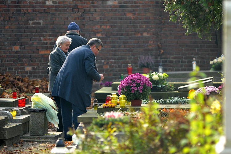 Bronisław Komorowski z mamą na Powązkach
