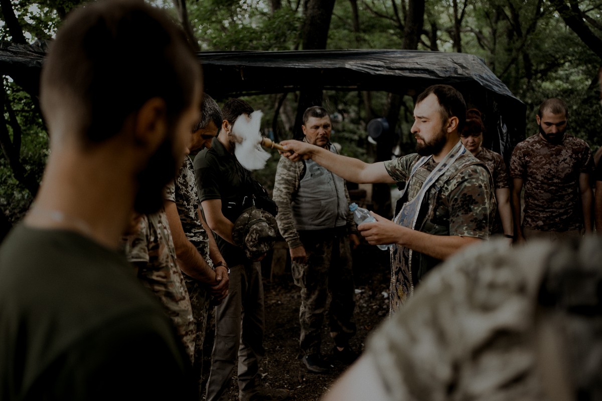 Okolice Bachmutu, kapelan błogosławi oddział ukraińskiej artylerii / fot. Maciek Zygmunt