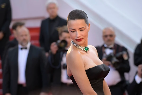 Adrijana Lima obukla NAJKRAĆI MOGUĆI MINIĆ - VITKE NOGE u prvom planu, ali ni trunke vulgarnosti: Za 5 dana priredila 6 sjajnih modnih izdanja u Kanu 