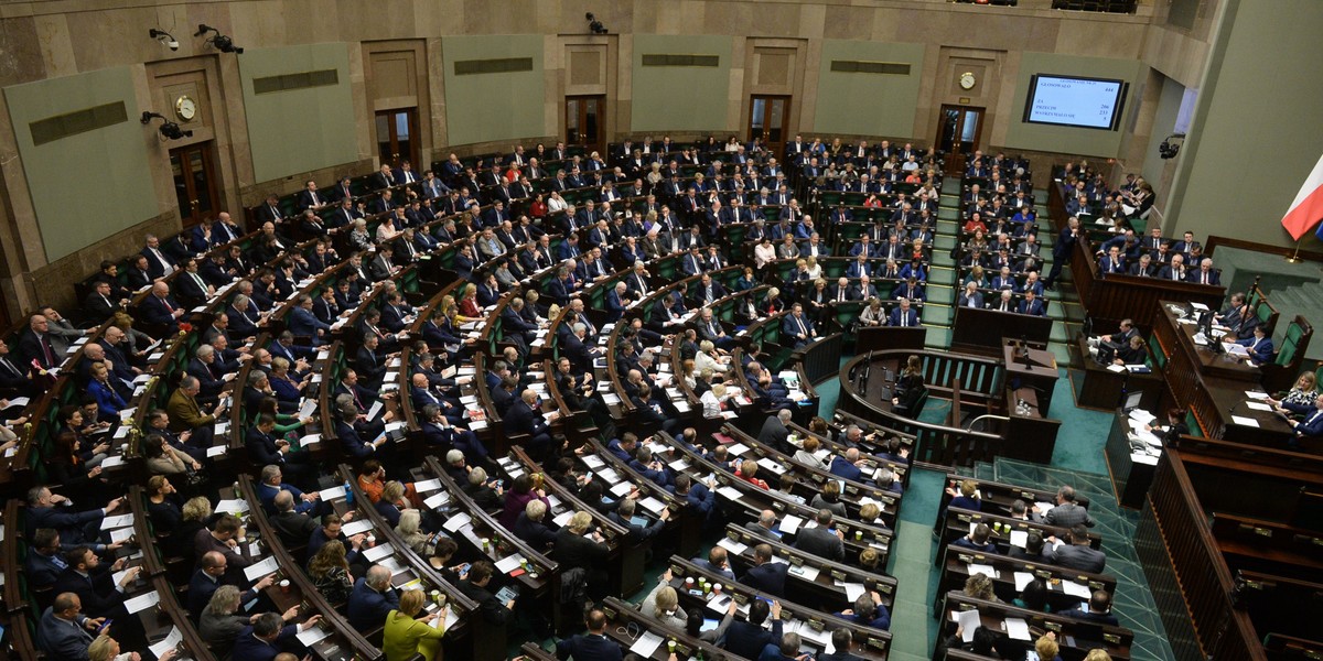 Sejm przyjął ustawę podwyższającą płace posłów, samorządowców i innych osób na kierowniczych stanowiskach w państwie